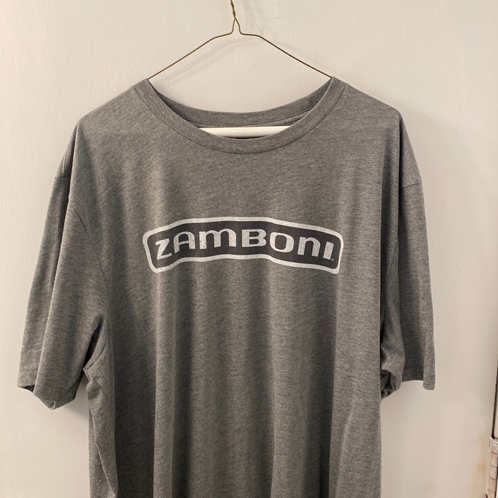 For the hockey lover.  Men’s 3xl Zamboni t-shirt